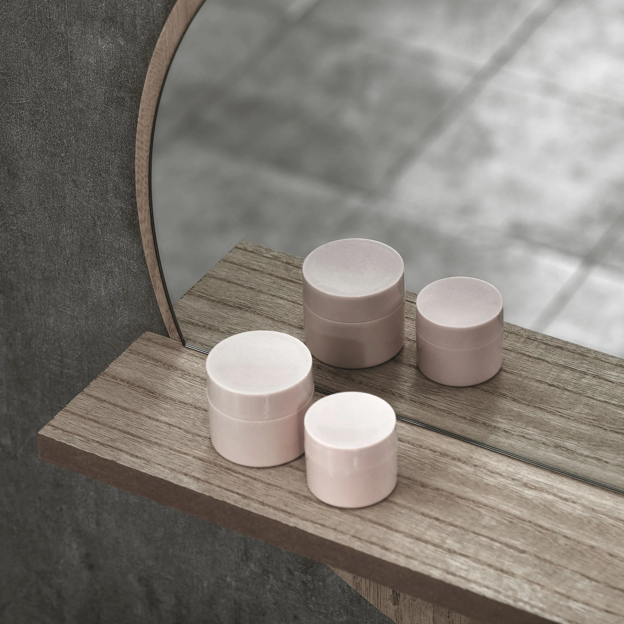 Kleankin Round Mirror For Wall Makeup Mirror With Shelf Grey Wood Effect - Image 9